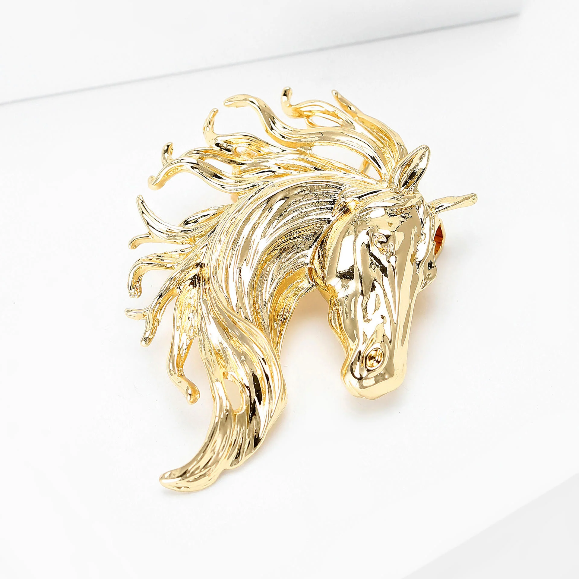 Dynamic Stallion Head Multi-Tone Metal Brooch - Image 2