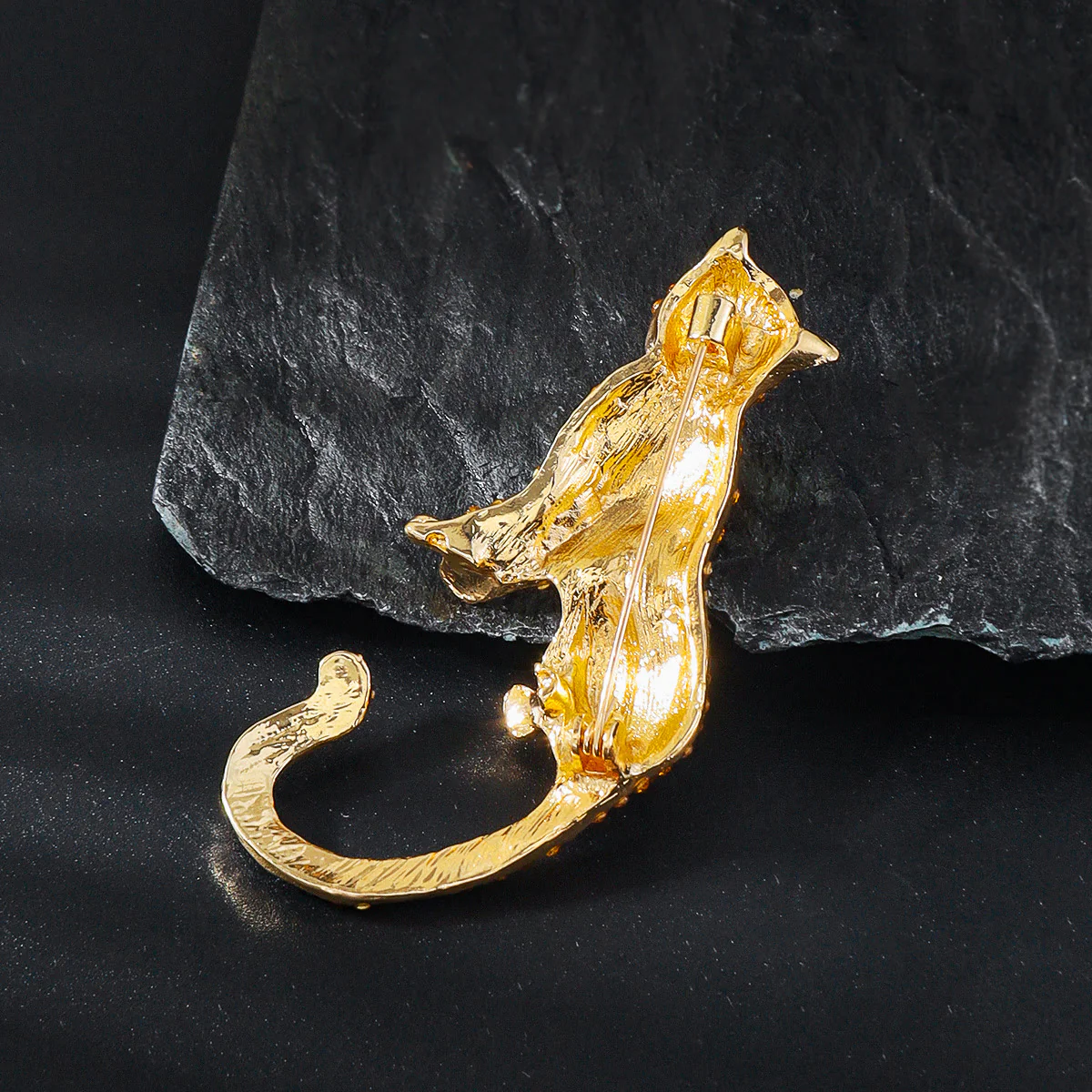 Golden Diamond Studded Emerald Green Eyes Cheetah Brooch - Image 5