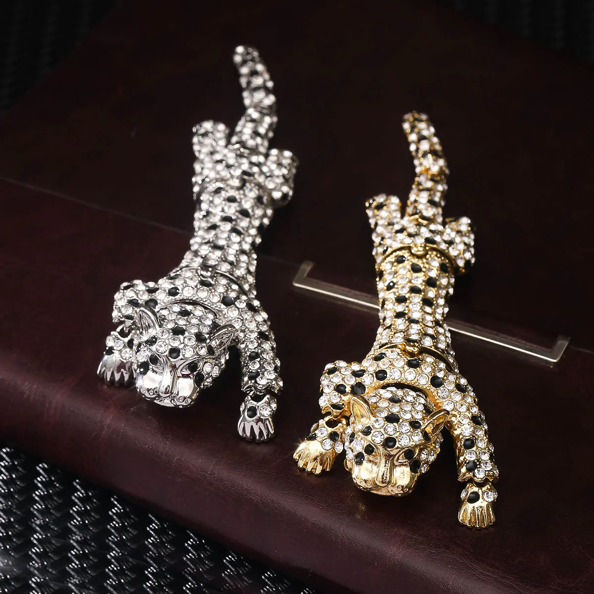 Luxurious Diamond Studded Cheetah Movable Articulated Brooch Accessory - Image 2
