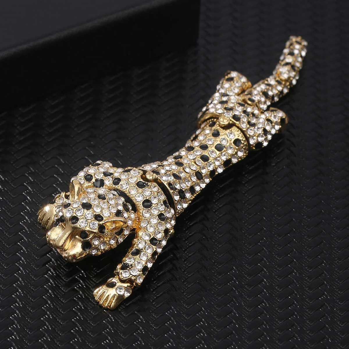 Luxurious Diamond Studded Cheetah Movable Articulated Brooch Accessory - Image 3