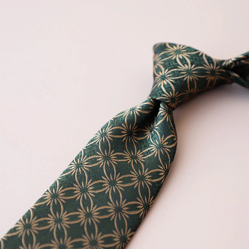 Men's Green Daisy Floral Pattern Necktie - Image 2