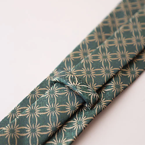 Men's Green Daisy Floral Pattern Necktie - Image 3
