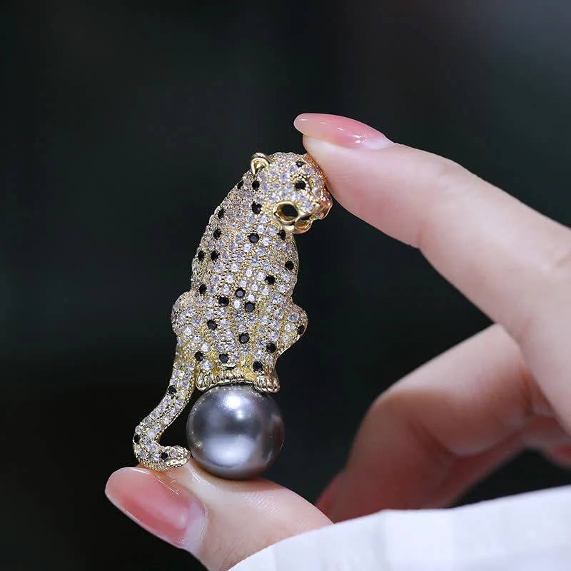 Men's Leopard Sitting On The Pearl Brooch - Image 3