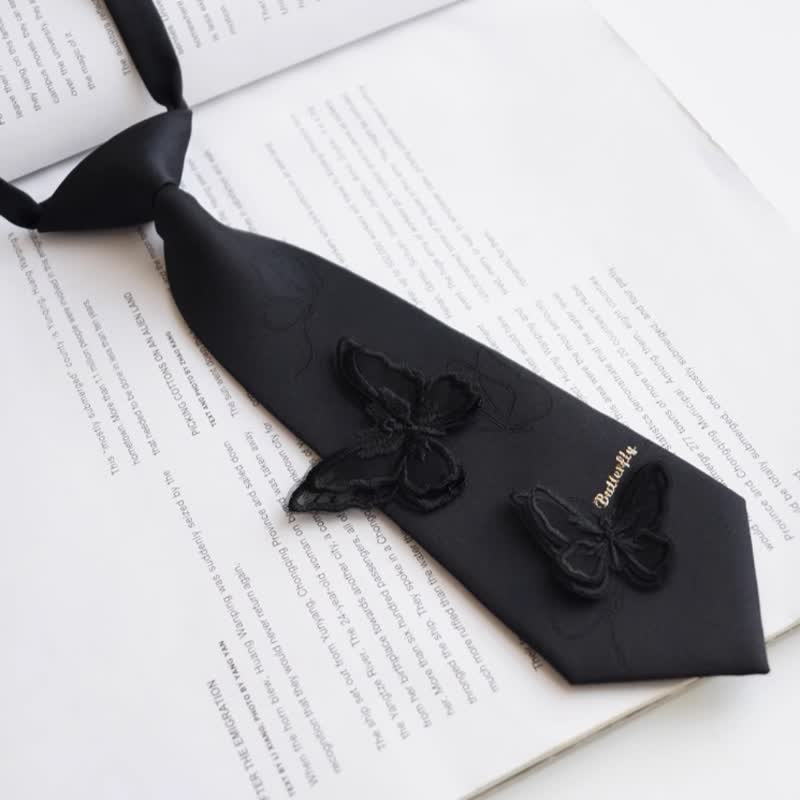 Men's Pre-Tied Leisure Style Butterfly Small Necktie - Image 3