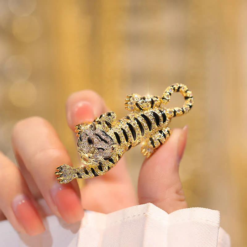 Men's Sultry Climbing Tiger Brooch - Image 3