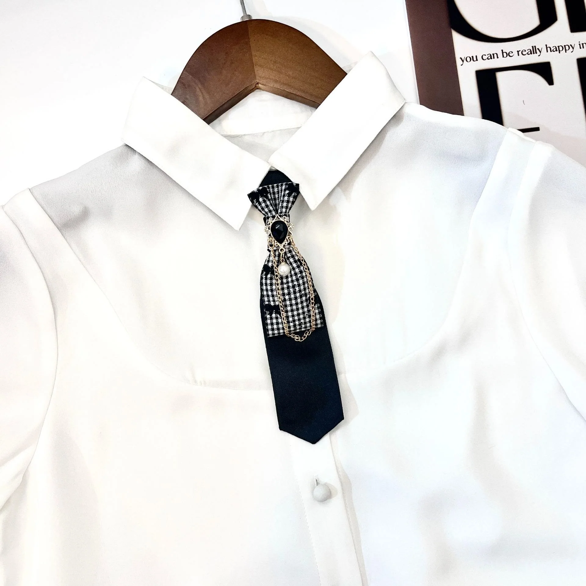 Pre-tied Black Peach Heart Pearl Fashionable Necktie - Image 2