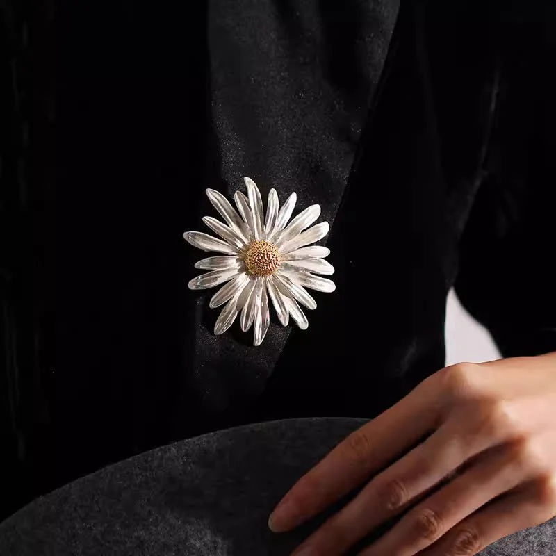 Women's Artistic Oil Painting Silver Daisy Brooch - Image 2