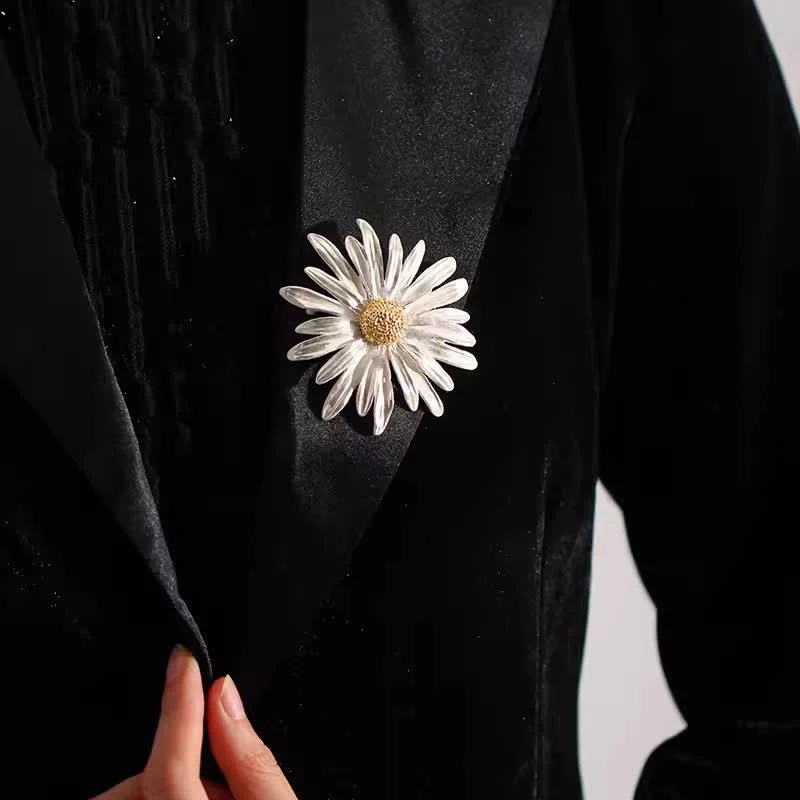 Women's Artistic Oil Painting Silver Daisy Brooch - Image 3