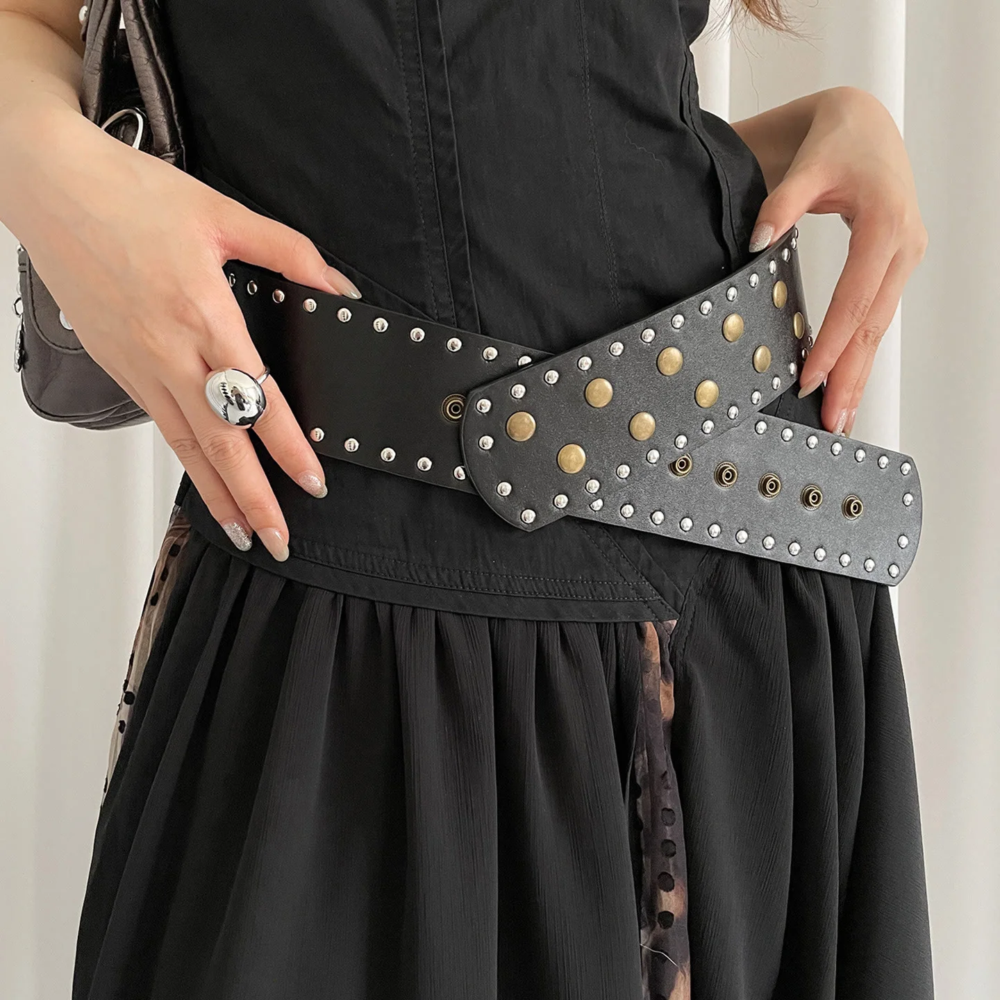 Women's Black&white Fashionable Slim Rivet Belt