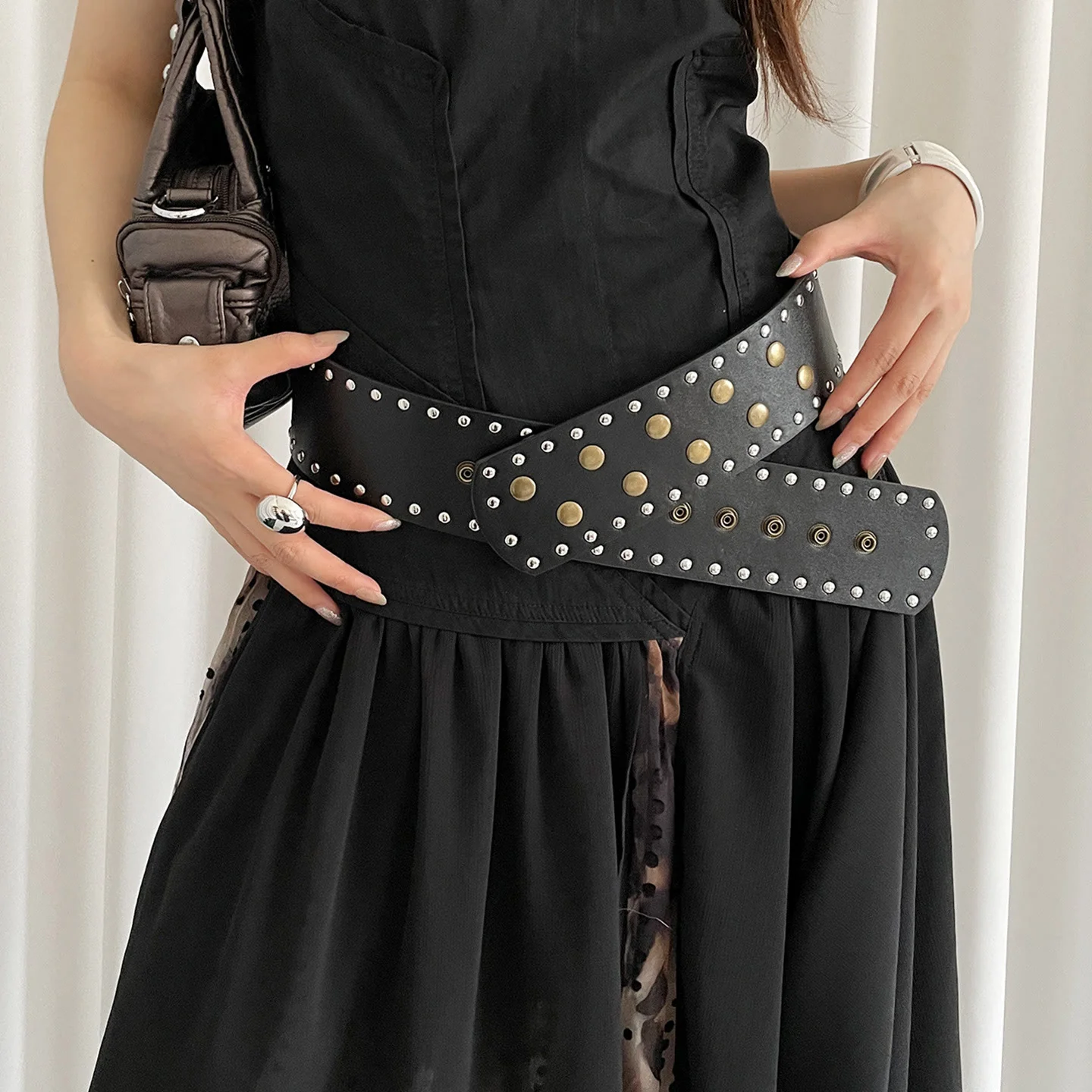 Women's Black&white Fashionable Slim Rivet Belt - Image 3