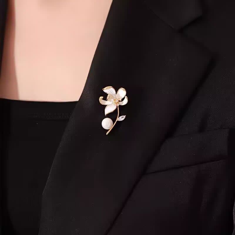 Women's Classic Lotus Flower Faux Pearl Brooch - Image 2