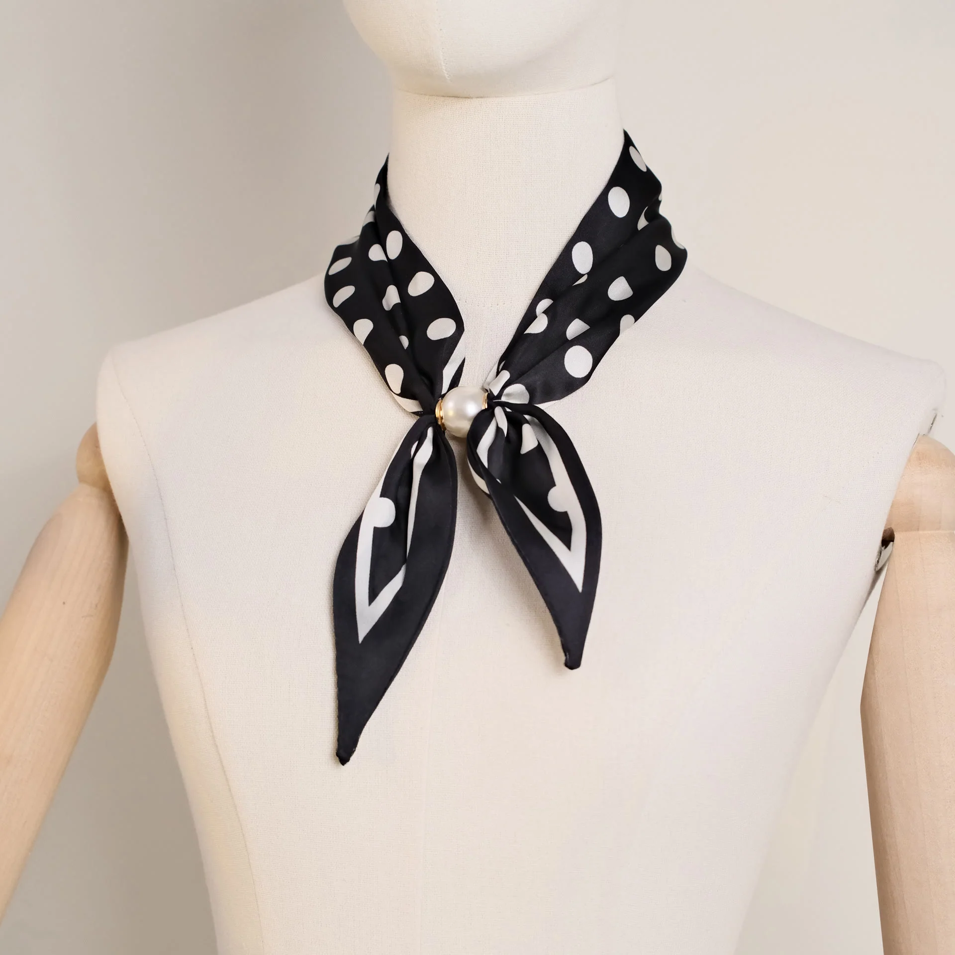 Women's Elegant Retro Pattern Square Scarf - Image 4