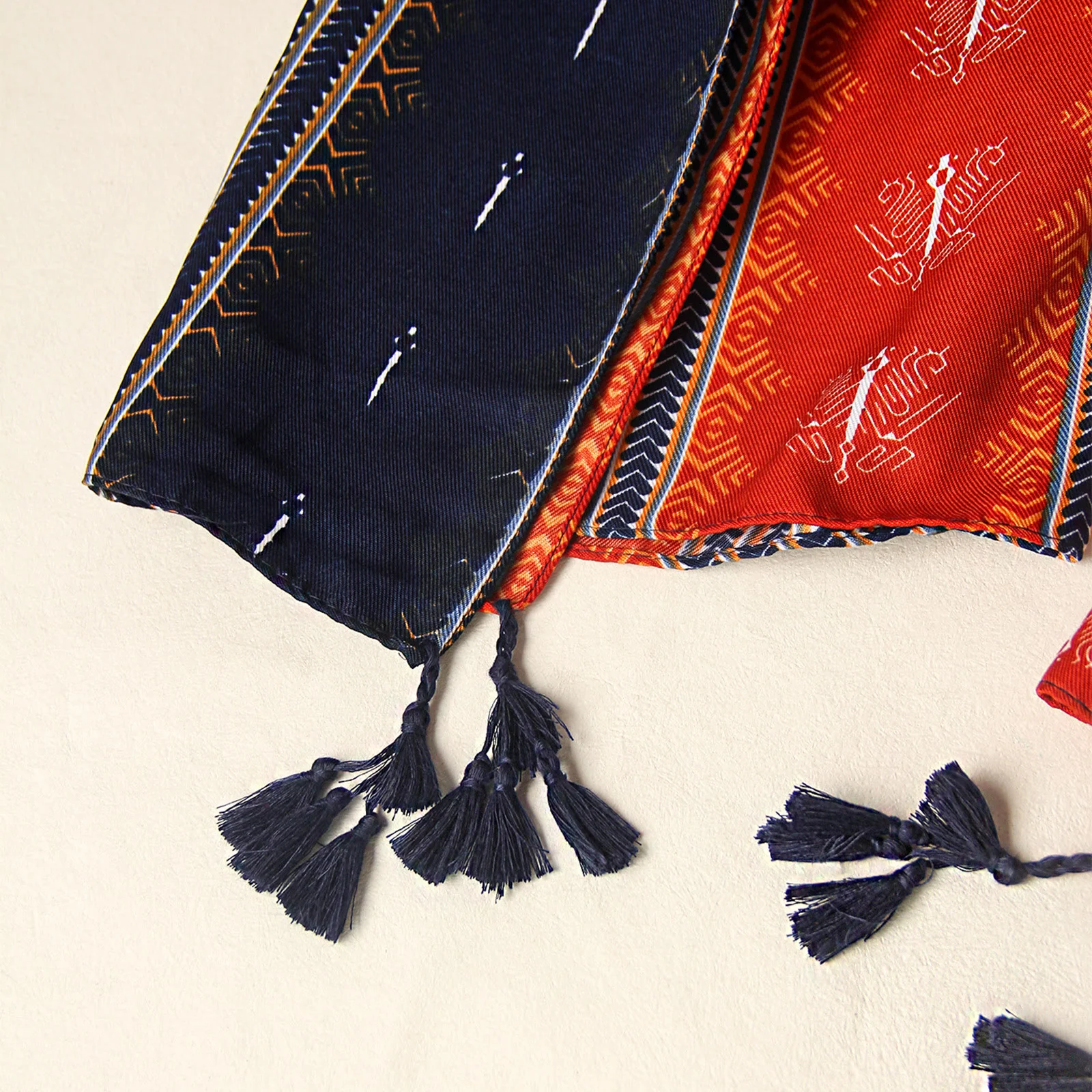 Women's Ethnic Patterned Dual-Tone Tassel-Adorned Scarf - Image 2